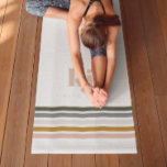 Monogramme à rayures rétro chic<br><div class="desc">Créez votre propre tapis de yoga personnalisé monogrammé personnalisé et unique. Sois différent, Sois toi. Un design minimaliste monogramme avec de grandes initiales typographiques dans une police classique avec votre nom ci-dessous et des rayures chic rétro couleur arc-en-ciel. Ajoutez votre libellé personnalisé à cette conception à l'aide des cases "Modifier...</div>