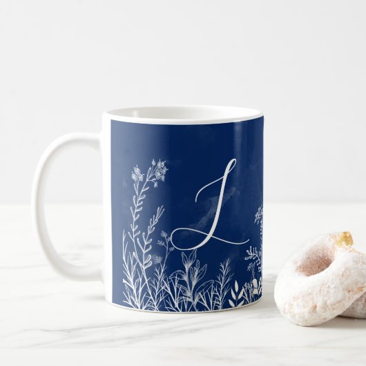 Monogramme blanc Fleur sauvage Doodles Café Mug (Avec donut)