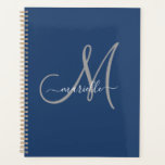 Monogramme blanc gris bleu marine<br><div class="desc">Planificateur monogrammed gris et blanc personnalisé avec une police de script sur un arrière - plan bleu marine. Une élégance simple.</div>
