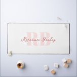 Monogramme blanc rose minimal<br><div class="desc">Élevez votre espace de travail grâce à notre minimal Mat de bureau en monogramme rose ! Cet accessoire élégant allie fonctionnalité et touche de personnalisation,  créant un environnement accueillant pour la productivité et la créativité.</div>