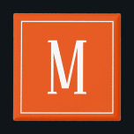 Monogramme blanc sur un aimant Carré orange brilla<br><div class="desc">Un aimant carré avec un monogramme blanc sur un arrière - plan orange vif. Customisez l'aimant avec vos initiales ou initiales,  couleurs,  entre autres options.</div>
