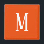 Monogramme blanc sur un aimant Carré orange brilla<br><div class="desc">Un aimant carré avec un monogramme blanc sur un arrière - plan orange vif. Customisez l'aimant avec vos initiales ou initiales,  couleurs,  entre autres options.</div>