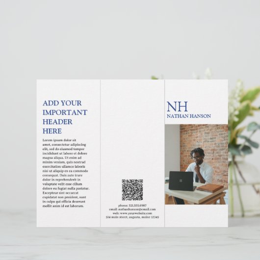 Monogramme bleu simple Brochure moderne (Debout devant)