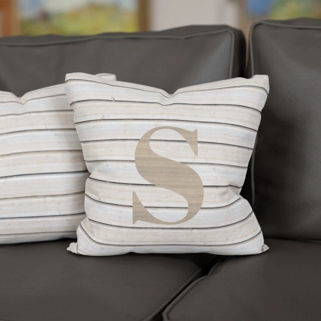 Monogramme Bois rustique Look Oreiller Beige (Add your initial to this beach hut inspired throw pillow)