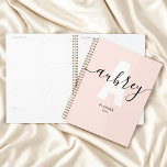 Monogramme calligraphie Girl Blush rose<br><div class="desc">Restez organisé en style avec ce planificateur personnalisé ! Doté de votre nom en calligraphie lunatique, superposant magnifiquement votre monogramme en caractères gras, ce planificateur est le parfait mélange de fonctionnalité et de personnalisation. Avec un espace suffisant pour les notes, les calendriers et les listes de tâches, il est conçu...</div>