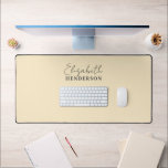 Monogramme Calligraphie Girl Jaune<br><div class="desc">Le Desk Mat est doté d'un duo de polices de calligraphie moderne et d'une police serif élégante.</div>