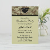 Monogramme Camouflage Graduation Party Invitation (Debout devant)
