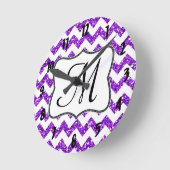 Monogramme Chevron violet moderne Horloge murale i (Angle)