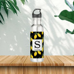 Monogramme citron Nom Bouteille d'eau<br><div class="desc">Jolie bouteille d'eau au monogramme de citron.</div>