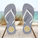 Monogramme clé marine et or grec<br><div class="desc">Sandales à tongs imprimées personnalisées avec un motif à clé grecque moderne élégant et votre monogramme ou autre texte personnalisé dans un cadre circulaire. Cliquez sur Customiser pour modifier les polices de texte et les couleurs ou ajouter vos propres images pour créer un design unique et unique !</div>