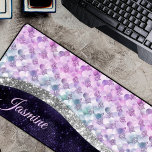 monogramme de fausse parties scintillant de peau d<br><div class="desc">Peau de sirène violet argent faux parties scintillant monogramme de bureau. Ajoutez une touche de parties scintillant et de glamour à votre bureau ou dortoir avec ce tapis de bureau élégant. Pour le rendre plus spécial, il est également monogrammé et personnalisé avec le nom ou les initiales. cliquez sur le...</div>