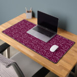 Monogramme de golf personnalisé Bourgogne Nom pers<br><div class="desc">Élevez votre espace de travail avec ce tapis de bureau personnalisé de golf monogramme de golf de Bourgogne. Doté d'un logo extensible et personnalisable, avec des initiales et un nom personnalisés, il est l'accessoire idéal pour les golfeurs, les clubs de golf ou les professionnels qui veulent ajouter une touche personnelle...</div>