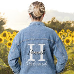 Monogramme de la servante Initiale et Nom Personna<br><div class="desc">Veste denim monogramme Bridesmaid personnalisée avec une initiale et un nom,  idéal pour une mariée ou un wedding shower avec un design moderne et des polices audacieuses imprimées sur le dos. Modifiez les couleurs ou le placement en cliquant sur le bouton pour modifier la conception.</div>