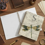 Monogramme de libellule Vintage rustique<br><div class="desc">Ce design comporte une page de journal de style ancien avec une belle libellule. Personnalisez-le avec votre nom de famille initial. Créé par Simply Farmhouse Press.</div>