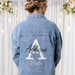Monogramme de mariée initiale et nom personnalisé<br><div class="desc">Veste en denim monogramme de mariée personnalisée avec une initiale et un nom,  idéal pour une mariée ou un wedding shower avec un design moderne et des polices audacieuses imprimées sur le dos. Modifiez les couleurs ou le placement en cliquant sur le bouton pour modifier la conception.</div>
