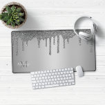 Monogramme de Parties scintillant à étincelles en<br><div class="desc">Girly Silver Sparkle Parties scintillant Drips Monogram Mouse Pad Desk Mat avec nos gouttes de fausse parties scintillant tendance en argent lux chic sur un arrière - plan moderne. Veuillez nous contacter à cedarandstring@gmail.com si vous avez besoin d'aide pour la conception ou les produits correspondants.</div>