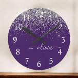 Monogramme de Parties scintillant d'argent violet<br><div class="desc">Purple and Silver Sparkle Glitter Brushed Script Monogram Clock. This makes the perfect sweet 16 birthday,  wedding,  bridal shower,  anniversary,  baby shower or bachelorette party gift for someone that loves glam luxury and chic styles.</div>