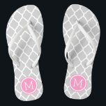 Monogramme de Quatrefoil marocain gris et rose<br><div class="desc">Sandales à tongs imprimées sur mesure avec un motif chic marocain en quatrefoil et votre monogramme personnalisé ou autre texte dans un cadre circulaire. Cliquez sur Customiser pour modifier les polices de texte et les couleurs ou ajouter vos propres images pour créer un design unique et unique !</div>