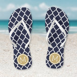 Monogramme de Quatrefoil Marocain Marine et Or<br><div class="desc">Sandales à tongs imprimées sur mesure avec un motif chic marocain en quatrefoil et votre monogramme personnalisé ou autre texte dans un cadre circulaire. Cliquez sur Customiser pour modifier les polices de texte et les couleurs ou ajouter vos propres images pour créer un design unique et unique !</div>