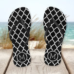 Monogramme de Quatrefoil marocain noir et blanc<br><div class="desc">Sandales à tongs imprimées sur mesure avec un motif chic marocain en quatrefoil et votre monogramme personnalisé ou autre texte dans un cadre circulaire. Cliquez sur Customiser pour modifier les polices de texte et les couleurs ou ajouter vos propres images pour créer un design unique et unique !</div>