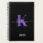Monogramme de script moderne violet noir<br><div class="desc">Ce simple, élégant noir 5, 5 x 8, 5 soft planner avec votre prénom dans une police de script tendance en blanc tapé sur votre première initiale dans une police casquette moderne en violet est parfait pour vous. C'est design, tendance et pourtant très classique. Il facilitera la tenue des rendez-vous,...</div>