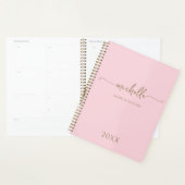 Monogramme de style moderne rose or script 2023 (Devant avec enveloppe)