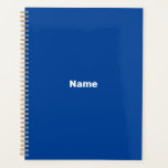Monogramme de texte personnalisé bleu minimaliste<br><div class="desc">Texte personnalisé bleu minimaliste,  année,  monogramme,  initiales,  nom simple moderne élégant personnalisé Planner. Texte blanc personnalisé sur arrière - plan de couleur uni bleu.</div>