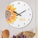Monogramme de tournesol<br><div class="desc">Cette horloge murale joyeuse est décorée avec un tournesol jaune aquarelle et monogramme dans la typographie stylisée. Il est facilement personnalisable et fait un grand cadeau pour un amoureux du tournesol. Aquarelle originale © Michele Davies.</div>