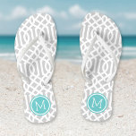 Monogramme de treillis gris et turquoise<br><div class="desc">sandales à tongs imprimées sur mesure avec un motif moderne élégant et votre monogramme ou autre texte personnalisé dans un cadre circulaire. Cliquez sur Customiser pour modifier les polices de texte et les couleurs ou ajouter vos propres images pour créer un design unique et unique !</div>