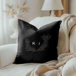 Monogramme distinctif noir<br><div class="desc">Élégant et distingué mongramme jetez l'oreiller. Customisez avec vos propres initiales ou customisez plus loin et supprimez la ligne verticale pour ajouter une seule initiale pour la famille!</div>