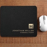 Monogramme d'or en cuir noir<br><div class="desc">Ajoutez une touche de sophistication à votre espace de travail grâce à cette souris monogramme en cuir noir et or personnalisée. La typographie de bloc classique et la médaille de monogramme brossé avec vos initiales en font un accessoire parfait pour votre maison ou bureau. La surface lisse et le support...</div>