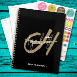 Monogramme d'or noir initial mensuel hebdomadaire<br><div class="desc">Ce planificateur en spirale comporte une initiale en monogramme or et votre prénom en blanc sur un arrière - plan noir. Choisissez SOFT ou HARD COVER et la couleur de votre colonne vertébrale. Comprend un espace de planification mensuel et hebdomadaire, 60 pages et 12 mois. Amusez-vous ou créez-vous en cadeau....</div>