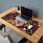 Monogramme du modèle floral de Bourgogne<br><div class="desc">Améliorez votre espace de travail avec ce tapis de bureau avec un beau motif floral bordeaux et un monogramme personnalisé. Parfait pour ajouter une touche d'élégance et de style à votre bureau ou espace bureau, il protège votre bureau tout en offrant un look chic et customisé. Idéal pour les bureaux...</div>