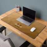 monogramme du Motif de maillage géométrique Brown<br><div class="desc">Monogramme Personnalisez avec votre initiale et votre nom personnalisés. Tapis de bureau cool unique pour son bureau,  sa chambre,  son travail,  sa grotte,  sa salle de jeux.. Motif de maillage géométrique Brown. Design moderne subtil Elégant et cool Triangle dégradé de maillage géométrique.</div>