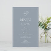Monogramme Dusty Blue Script élégant Menu Mariage (Debout devant)