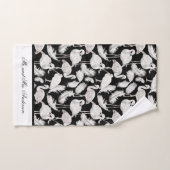 Monogramme Élégant Script Black White Swan Feather (Serviette à main)