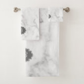 Monogramme en marbre blanc et gris (En situation)