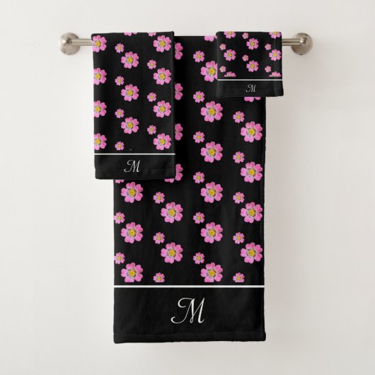 Monogramme et belles fleurs roses sur fond noir (En situation)