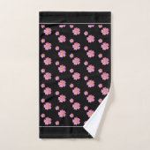 Monogramme et belles fleurs roses sur fond noir (Serviette à main)