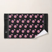 Monogramme et belles fleurs roses sur fond noir (Serviette à main)