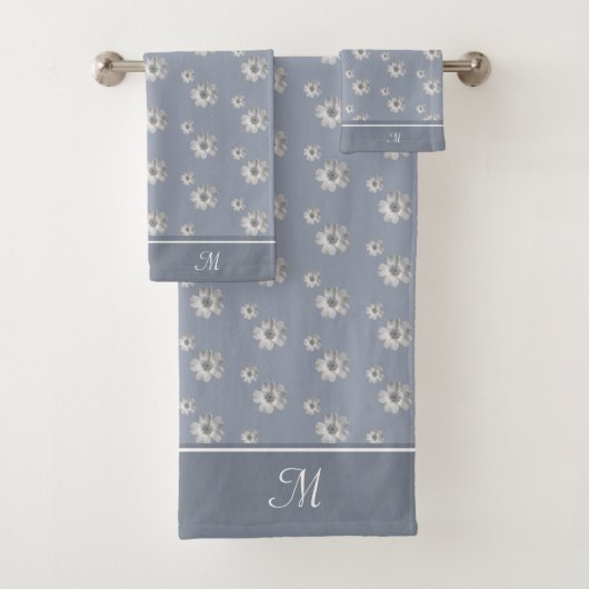 Monogramme et fleurs gris argent sur bleu acier (En situation)