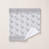 Monogramme et fleurs sur gris argenté (Gant de toilette)