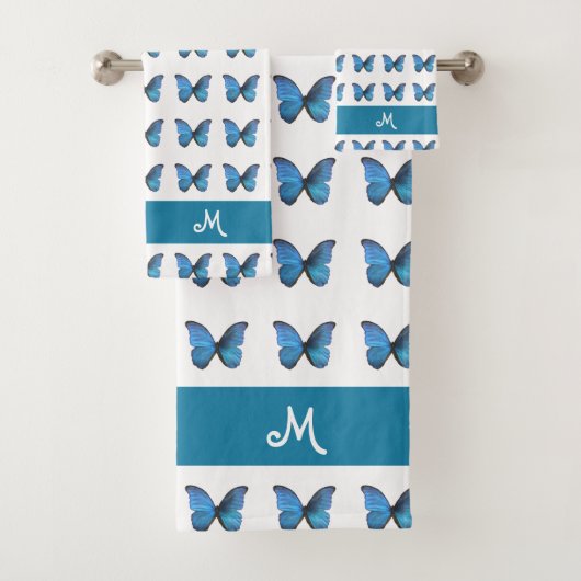 Monogramme et motif papillon bleu sur fond blanc (En situation)