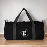 Monogramme et nom de la calligraphie stylisée noir<br><div class="desc">Une belle conception de sac duffle avec une élégante représentation stylisée de votre nom et monogramme avec sérifs classiques et une typographie de script plus ornée dans une harmonie équilibrée et symétrique. Les trois éléments se fondent dans une harmonie sophistiquée et créent votre propre logo de marque personnelle. Montré ici...</div>