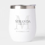 Monogramme et nom de la servante d'accueil personn<br><div class="desc">Ajoutez une touche personnelle à votre mariage avec le monogramme et le cadeau de nom personnalisé de la femme de ménage. Ce design présente le nom personnalisé de la servante avec titre et date mariage en gris et monogramme en gris clair comme arrière - plan, dans le style de police...</div>