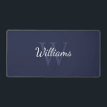 Monogramme et nom personnalisés<br><div class="desc">Le Monogramme et le cadeau de nom personnalisées comprend le nom personnalisé dans le style de police de script blanc et le monogramme dans le style de police bleu marine serif clair comme arrière - plan, sur l'arrière - plan bleu marine. Parfait comme cadeau pour lui, cadeau de fête des...</div>