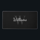 Monogramme et nom personnalisés<br><div class="desc">Le Monogramme personnalisé et le cadeau de nom comprend le nom personnalisé dans le style de police de script blanc et le monogramme dans le style de police de serif gris en tant qu'arrière - plan, sur l'arrière - plan noir. Parfait comme cadeau pour lui, cadeau de fête des pères...</div>