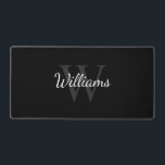 Monogramme et nom personnalisés<br><div class="desc">Le Monogramme personnalisé et le cadeau de nom comprend le nom personnalisé dans le style de police de script blanc et le monogramme dans le style de police de serif gris en tant qu'arrière - plan, sur l'arrière - plan noir. Parfait comme cadeau pour lui, cadeau de fête des pères...</div>