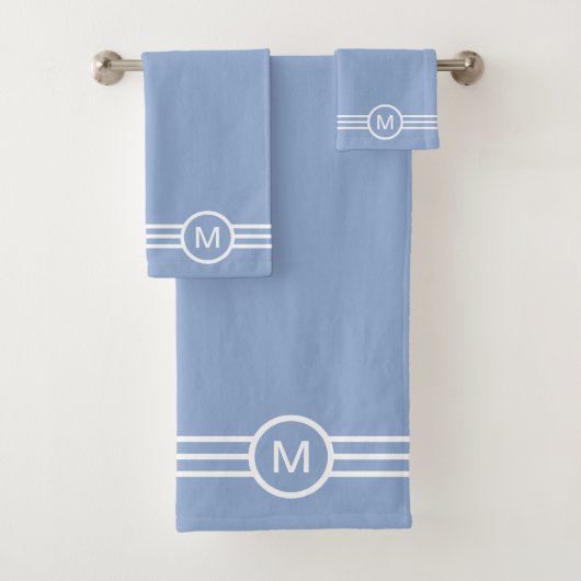Monogramme et rayures blanches sur fond bleu clair (En situation)