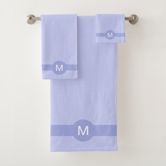 Monogramme et rayures sur bleu clair (En situation)